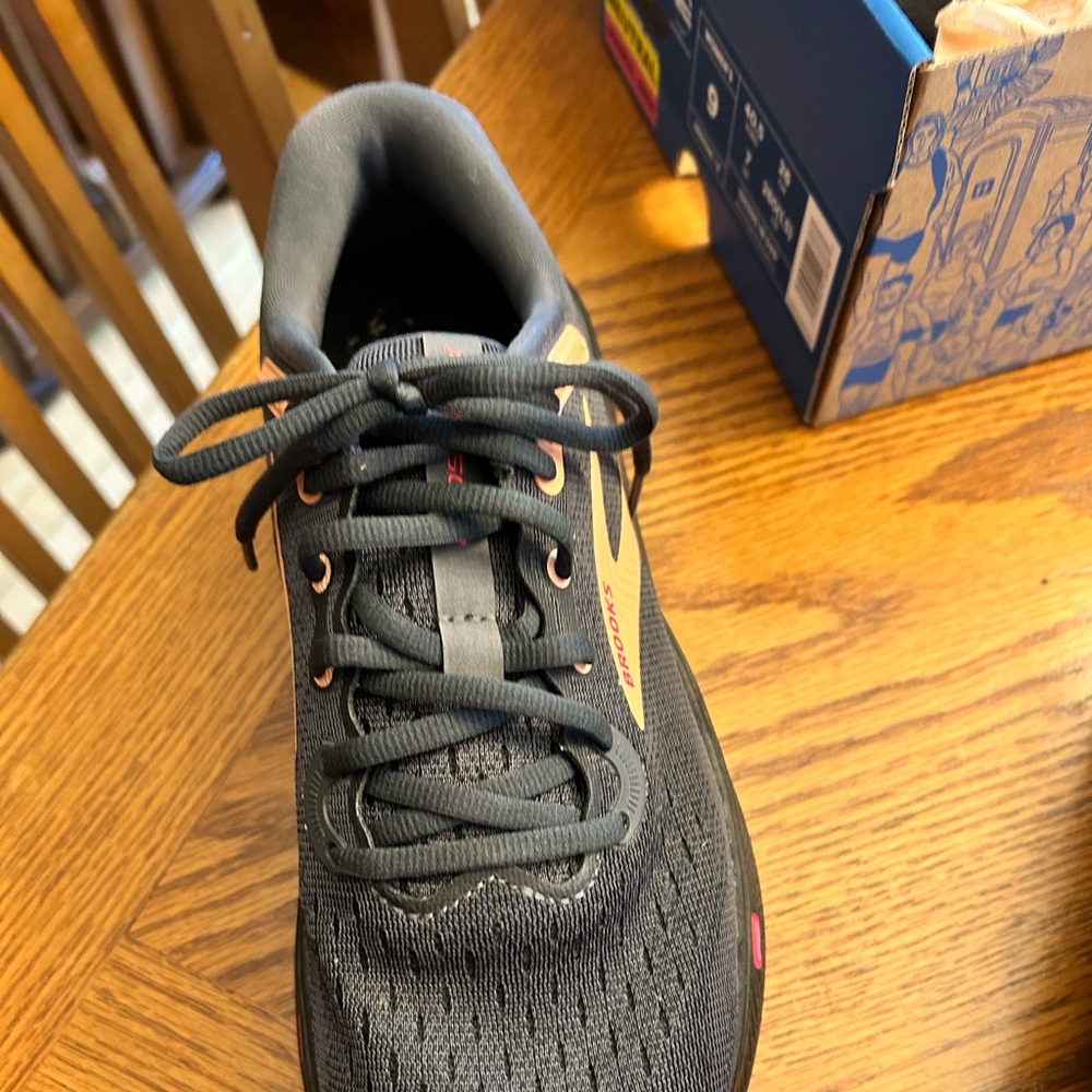 Womens Brooks Ghost sneakers